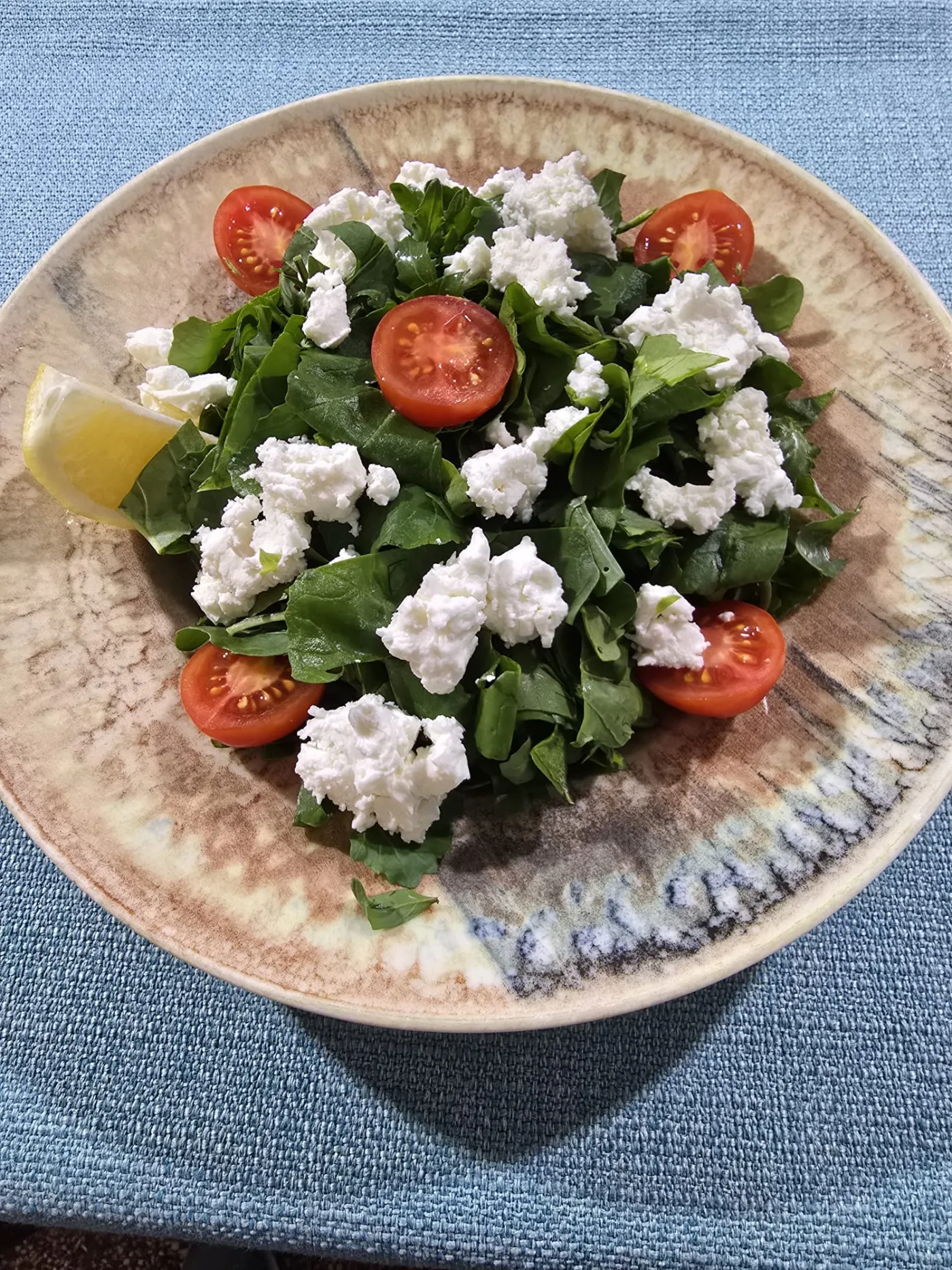 Салат из рукколы с сыром