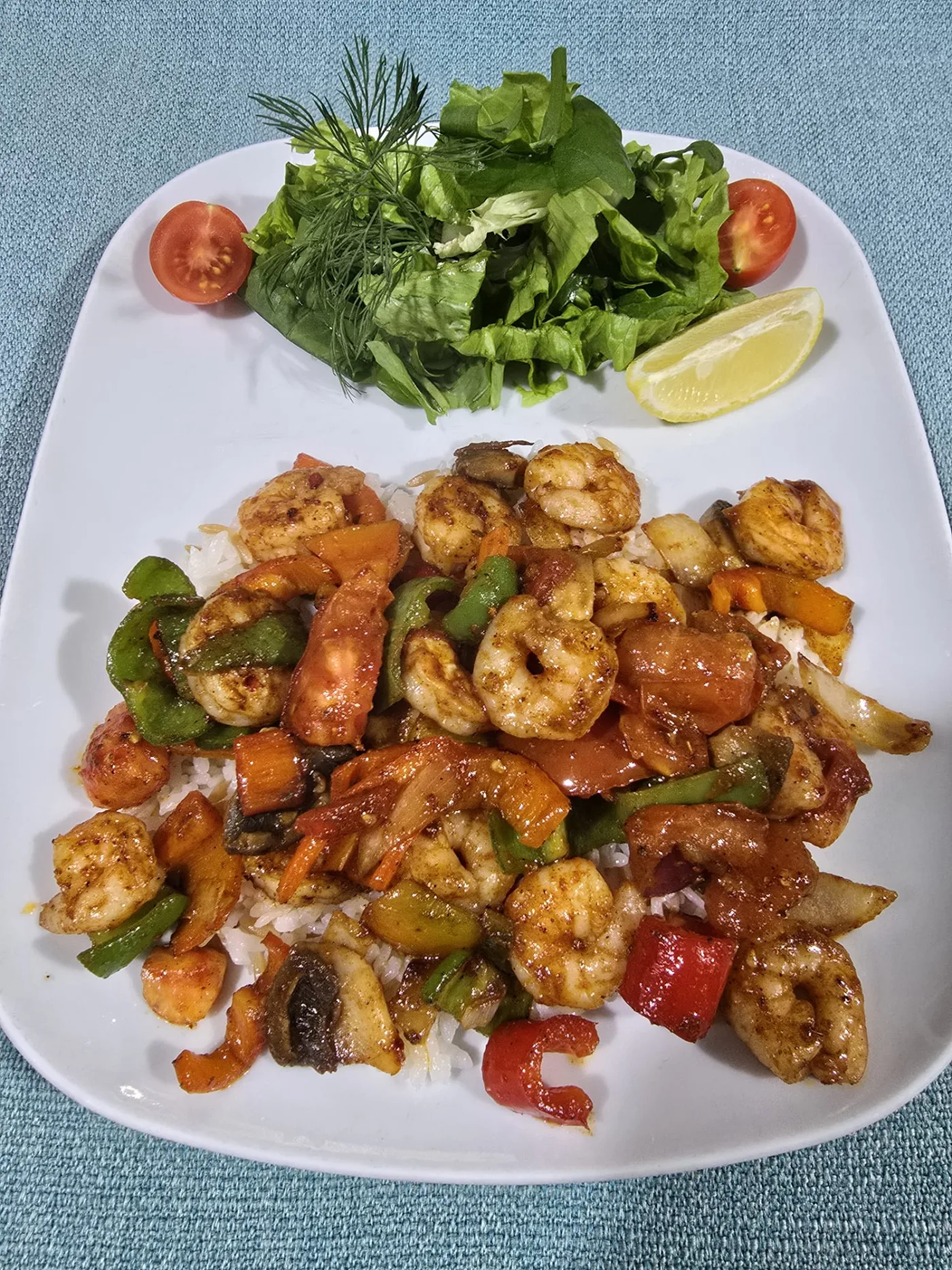 Креветки с овощами и рисом